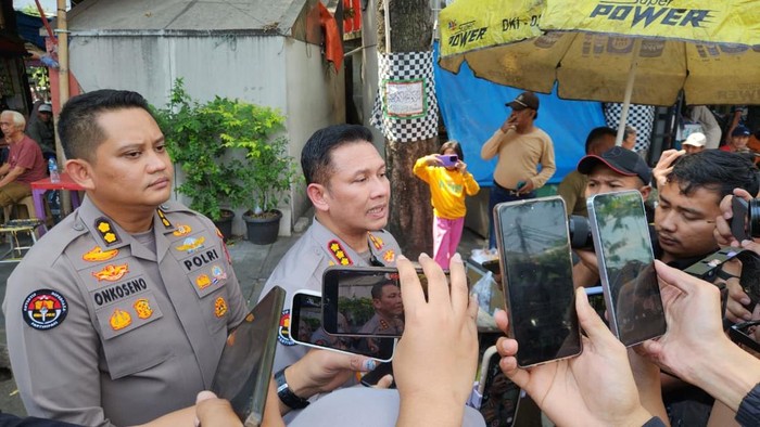 Kabid Humas Polda Metro Jaya Kombes Budi Hermanto menjelaskan perkembangan kasus bentrokan maut di Menteng, Jakarta Pusat, Senin (27/7/2026).