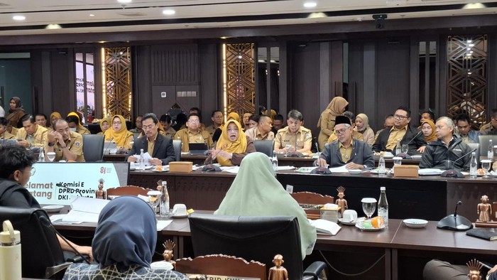 Kepala Dinas Pendidikan (Kadisdik) DKI Jakarta Nahdiana dalam rapat bersama Komisi E DPRD DKI Jakarta, Senin (27/7/2026).