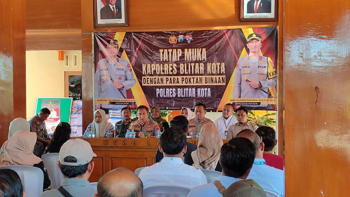 Kapolres Blitar Kota AKBP Lalo diskusi dengan petani di Desa Langon, Ponggok