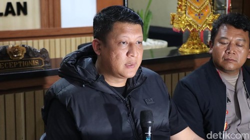 Kapolres Tabanan, AKBP I Putu Bayu Pati saat memberikan keterangan pers di Mapolres Tabanan, Minggu (26/7) malam. /Krisna Pradipta
