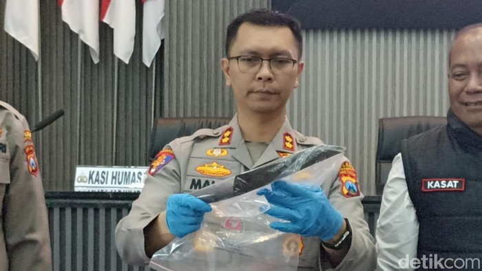 Kapolres Trenggalek, AKBP Ridwan Maliki saat menunjukkan barang bukti pisau yang dipakai suami tikam terduga selingkuhan istrinya.