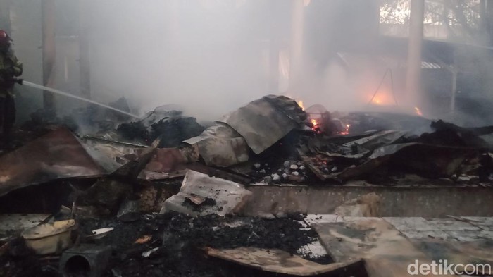 Pasar Bayat, Klaten terbakar sore ini.