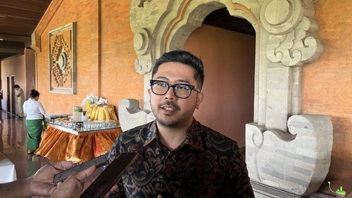 Ketua Komisi II DPRD Bali, Agung Bagus Pratiksa Linggih alias Ajus Linggih saat diwawancarai awak media di kantornya, Senin (27/7/2026). (Rizki Setyo/detikBali)
