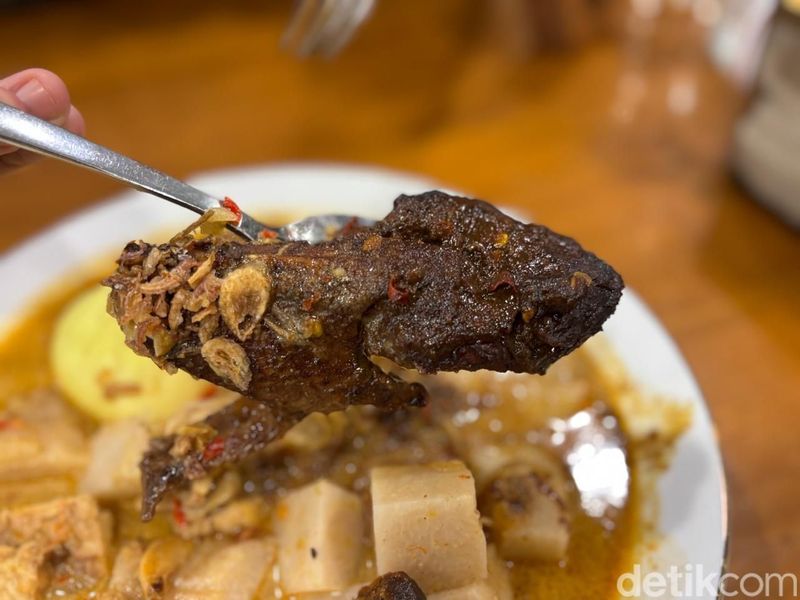 Ketupat Campur Oma Frieda: Sedapnya Ketupat pakai Ayam Kluwek dari Resep 90 Tahun