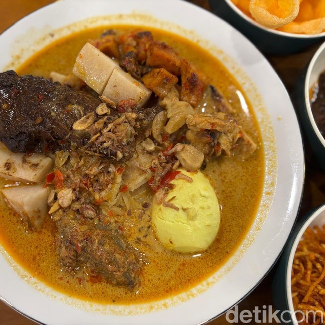 Serasa Makan di Rumah Nenek! Di Sini Ada Ketupat Campur dengan Resep Keluarga