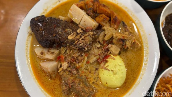 Serasa Makan di Rumah Nenek! Di Sini Ada Ketupat Campur dengan Resep Keluarga
