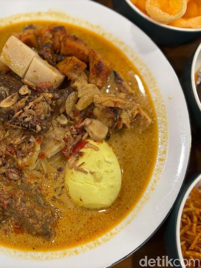 Serasa Makan di Rumah Nenek! Di Sini Ada Ketupat Campur dengan Resep Keluarga