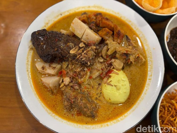 Serasa Makan di Rumah Nenek! Di Sini Ada Ketupat Campur dengan Resep Keluarga