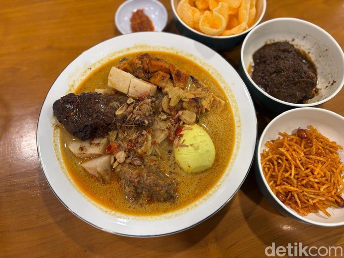 Ketupat Campur Oma Frieda: Sedapnya Ketupat pakai Ayam Kluwek dari Resep 90 Tahun