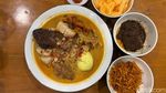 Serasa Makan di Rumah Nenek! Di Sini Ada Ketupat Campur dengan Resep Keluarga