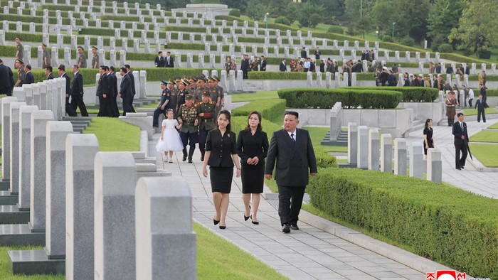 North Korean leader Kim Jong Un visits the Revolutionary Martyrs' Cemetery on Mount Taesong ahead of the anniversary of the Korean War armistice, near Pyongyang, North Korea, July 26, 2026, in this photo released by North Korea's official Korean Central News Agency (KCNA) on July 27, 2026.   KCNA via REUTERS    ATTENTION EDITORS - THIS IMAGE WAS PROVIDED BY A THIRD PARTY. REUTERS IS UNABLE TO INDEPENDENTLY VERIFY THIS IMAGE. NO THIRD PARTY SALES. SOUTH KOREA OUT. NO COMMERCIAL OR EDITORIAL SALES IN SOUTH KOREA.