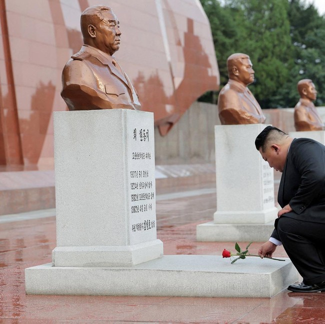 Kim Jong Un Ziarah ke Makam Pahlawan Jelang Hari Gencatan Senjata Korea