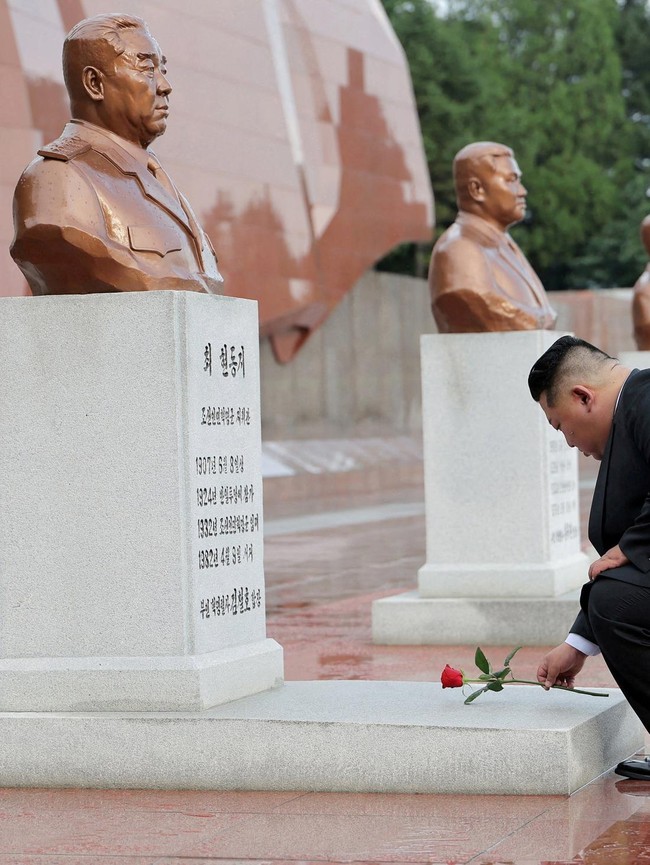 Kim Jong Un Ziarah ke Makam Pahlawan Jelang Hari Gencatan Senjata Korea