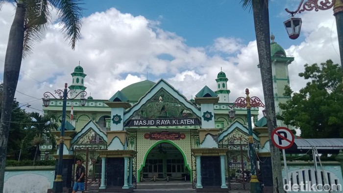 Kompleks Masjid Raya Klaten dan area parkir Klaten Town Square yang konon merupakan Benteng Loji.