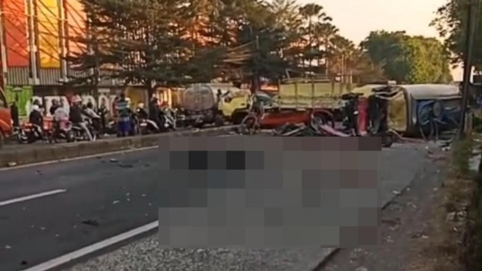 Korban tewas laka maut bergeletakan di Gempol Pasuruan