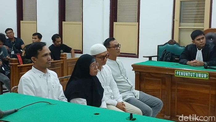 Sidang putusan korupsi dana hibah KPU Tanjungbalai Rp 1,2 miliar di ruang Cakra 9 PN Medan, Senin (27/7/2026).