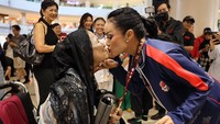 Ibunda juga terlihat hadir langsung memberikan dukungan pada Kris Dayanti. Foto: Instagram @krisdayantilemos