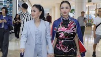 Yuni Shara terlihat menemani KD bertanding. Foto: Instagram @krisdayantilemos