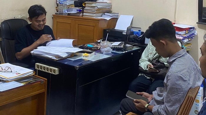 Kuasa hukum Yuli, Aly Arsandi saat menyerahkan nama-nama saksi yang berada di lokasi penganiayaan Ketua DPRD Bone.