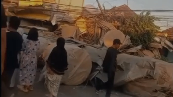 Laka truk muatan kertas di Gempol Pasuruan