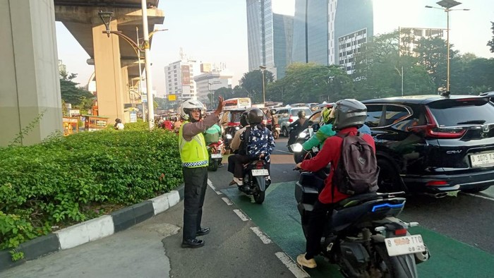 Lalin di Jl MT Haryono Arah Pancoran Macet