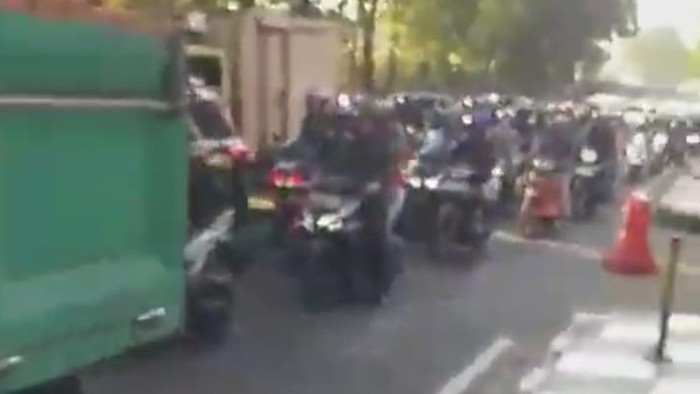 Lalin Jalan TB Simatupang arah Ragunan macet gara-gara truk mogok, Senin (27/7/2026).