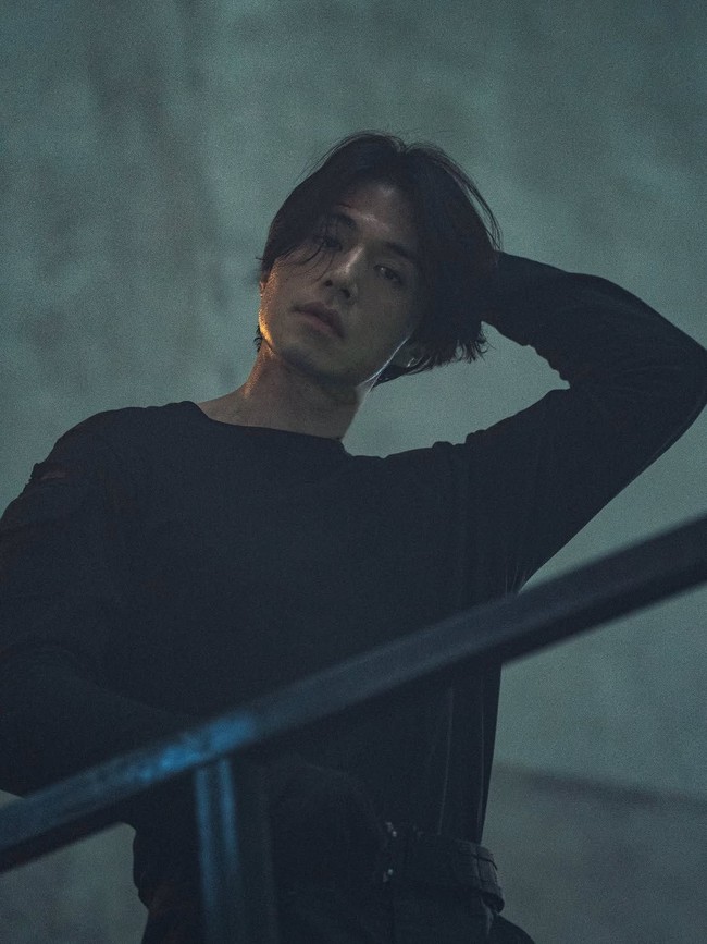 Meski sempat dikira meninggal pada musim pertama, karakter Jin Man yang diperankan Lee Dong Wook kembali menjadi sosok penting dalam perjuangan Ji An menghadapi organisasi Babylon di A Shop for Killers 2.  Foto: Dok. Instagram Lee Dong Wook