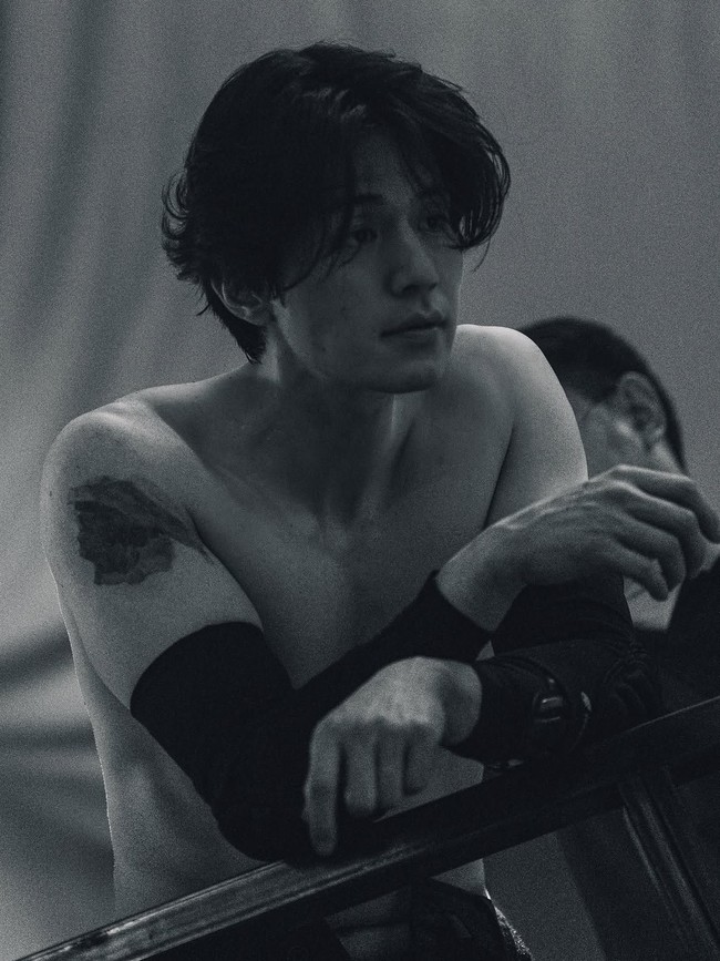 Melalui unggahan di akun Instagramnya leedongwook_official, aktor 44 tahun itu membagikan foto-foto di belakang layar drama terbarunya tersebut. Salah satunya momen Lee Dong Wook tampil shirtless alias tidak memakai baju atasan. Foto: Dok. Instagram Lee Dong Wook