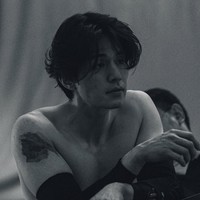 Melalui unggahan di akun Instagramnya leedongwook_official, aktor 44 tahun itu membagikan foto-foto di belakang layar drama terbarunya tersebut. Salah satunya momen Lee Dong Wook tampil shirtless alias tidak memakai baju atasan. Foto: Dok. Instagram Lee Dong Wook