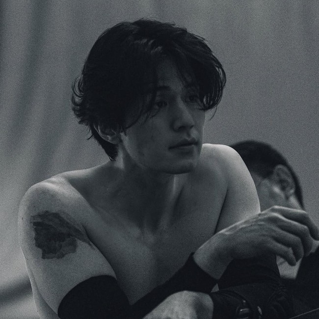 Foto Shirtless Lee Dong Wook di A Shop for Killers 2 yang Bikin Meleleh