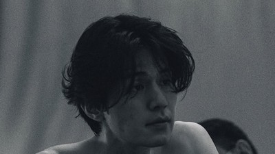 Foto Shirtless Lee Dong Wook di A Shop for Killers 2 yang Bikin Meleleh