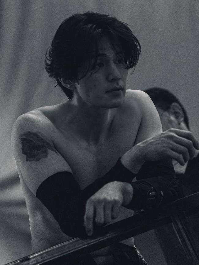Foto Shirtless Lee Dong Wook di A Shop for Killers 2 yang Bikin Meleleh