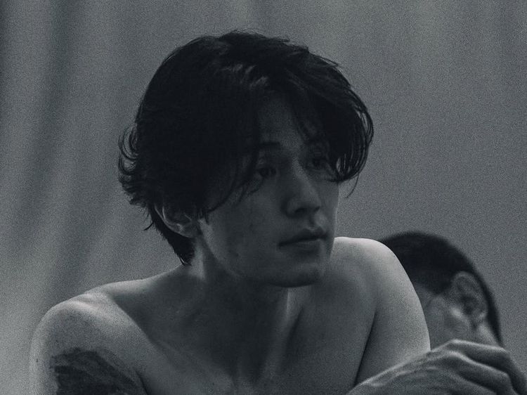 Foto Shirtless Lee Dong Wook di A Shop for Killers 2 yang Bikin Meleleh