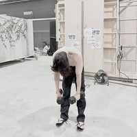 Tampil tanpa atasan, Lee Dong Wook juga menampilkan foto dirinya berolahraga angkat beban di sela-sela syuting A Shop for Killers 2. Foto: Dok. Instagram Lee Dong Wook
