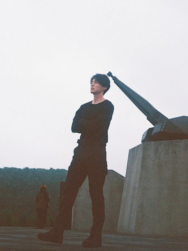 Lee Dong Wook kembali berperan sebagai Jung Jin Man dalamd rama Korea A Shop for Killers 2. Karakter yang diperankannya dikisahkan sebagai mantan tentara bayaran sekaligus pendiri organisasi rahasia Murder Help. Foto: Dok. Instagram Lee Dong Wook