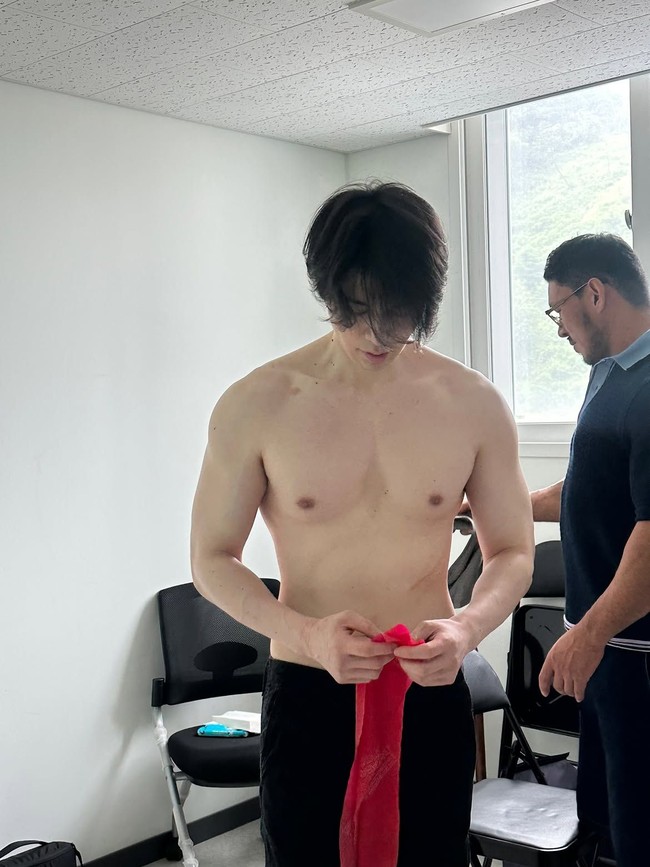 Demi mendalami perawakan fisik sosok Jung Jin Man yang diperankannya di A Shop for Killers 2, Lee Dong Wook menaikkan berat badannya sekitar 8 kilogram. Foto: Dok. Instagram Lee Dong Wook