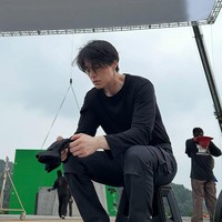 Jujur saja, sebenarnya saya tidak mau. Tapi saya merasa harus ada perbedaan yang terlihat jelas antara postur tubuh saya yang biasanya dengan Jin-man. Saya makan empat sampai lima kali sehari, sebagian besar protein,” kata Lee Dong Wok dalam wawancara dengan Korea Times. Foto: Dok. Instagram Lee Dong Wook