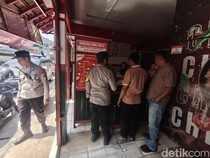 Gangster Bawa Sajam Kejar Korban-Jebol Atap Gerai Ayam Geprek di Sidoarjo