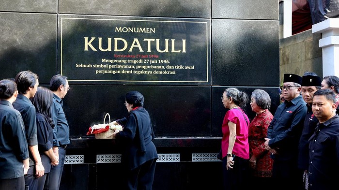 Megawati Tabur Bunga di Monumen Kudatuli, Berdoa untuk Para Korban