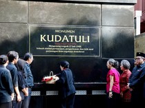 Megawati Tabur Bunga di Monumen Kudatuli, Berdoa untuk Para Korban