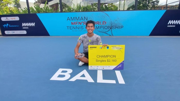 Selesai sudah seri pertama M-15 Mens World Tennis Championship 2026. Petenis Thailand Thanaphat Boosarawongse jadi pemenangnya.