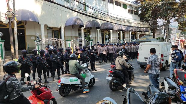 Aparat berjaga di sekitar lokasi TKP bentrokan aut di Menteng, Jakpus.