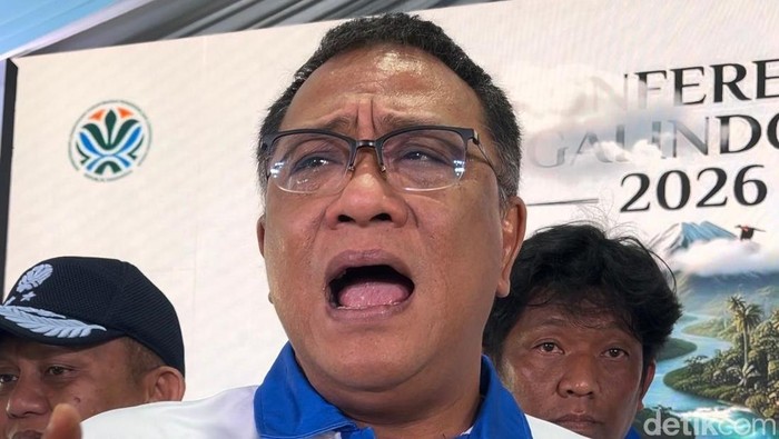 Menteri Lingkungan Hidup M Jumhur Hidayat menangis saat membela Program MBG yang banyak dicerca