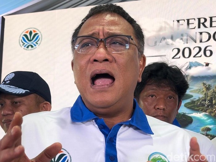 Menteri Lingkungan Hidup M Jumhur Hidayat menangis saat membela Program MBG yang banyak dicerca