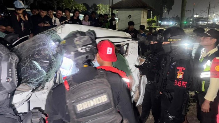 Mobil double cabin ringsek usai tertabrak KA Gajayana dan terseret 30 meter di Bekasi, Senin (27/7/2026).