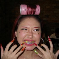 Naykilla juga turut mempopulerkan tooth gems, aksesori berupa perrhiasan kecil seperti kristal yang ditempelkan pada permukaan gigi depan untuk memperindah penampilan. Foto: Instagram/@naykillaaa