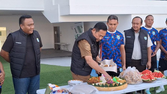 Pak Yes saat mendatangi latihan perdana Persela Lamongan