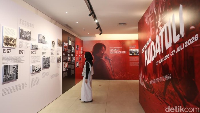 Pengunjung menyaksikan pameran sejarah dan arsip foto Kerusuhan 27 Juli (Kudatuli) di TIM Jakarta, Senin (27/7/2026).  Pameran Sejarah dan Arsip Foto 