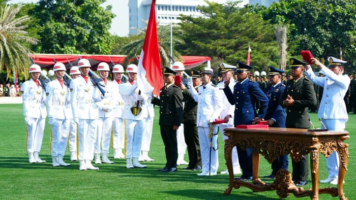Panglima TNI Jenderal TNI Agus Subiyanto melantik 734 Perwira Prajurit Karier (Pa PK) TNI TA 2026 di Lapangan Prima, Mabes TNI Cilangkap, Jakarta Timur, Senin (27/7/2026). Perwira yang dilantik terdiri atas 438 Matra Darat, 203 Matra Laut, dan 93 Matra Udara.