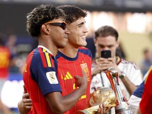 Pujian Pelatih Timnas Spanyol untuk Yamal dan Curbasi